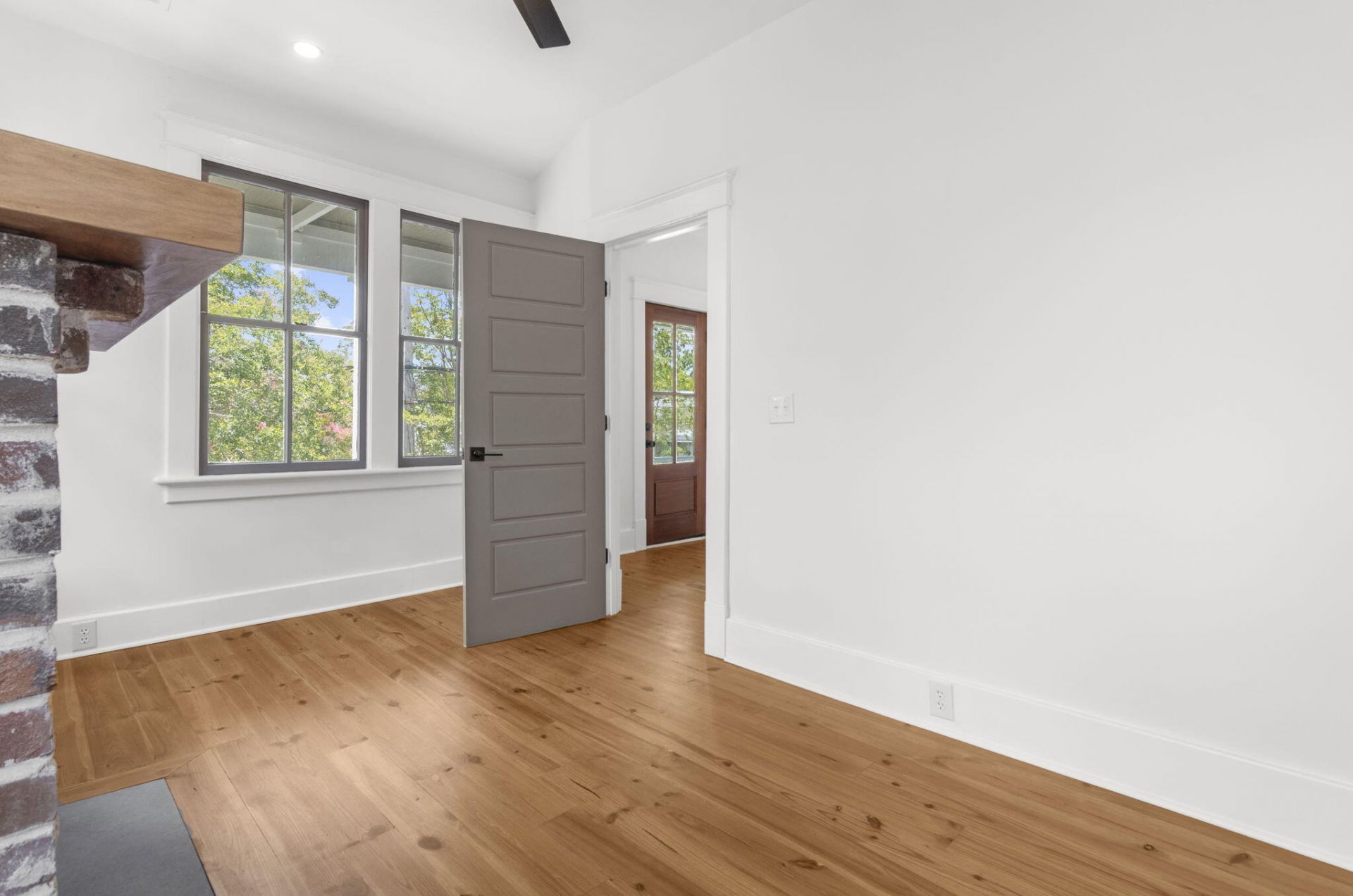 1135 King Street Photo 32