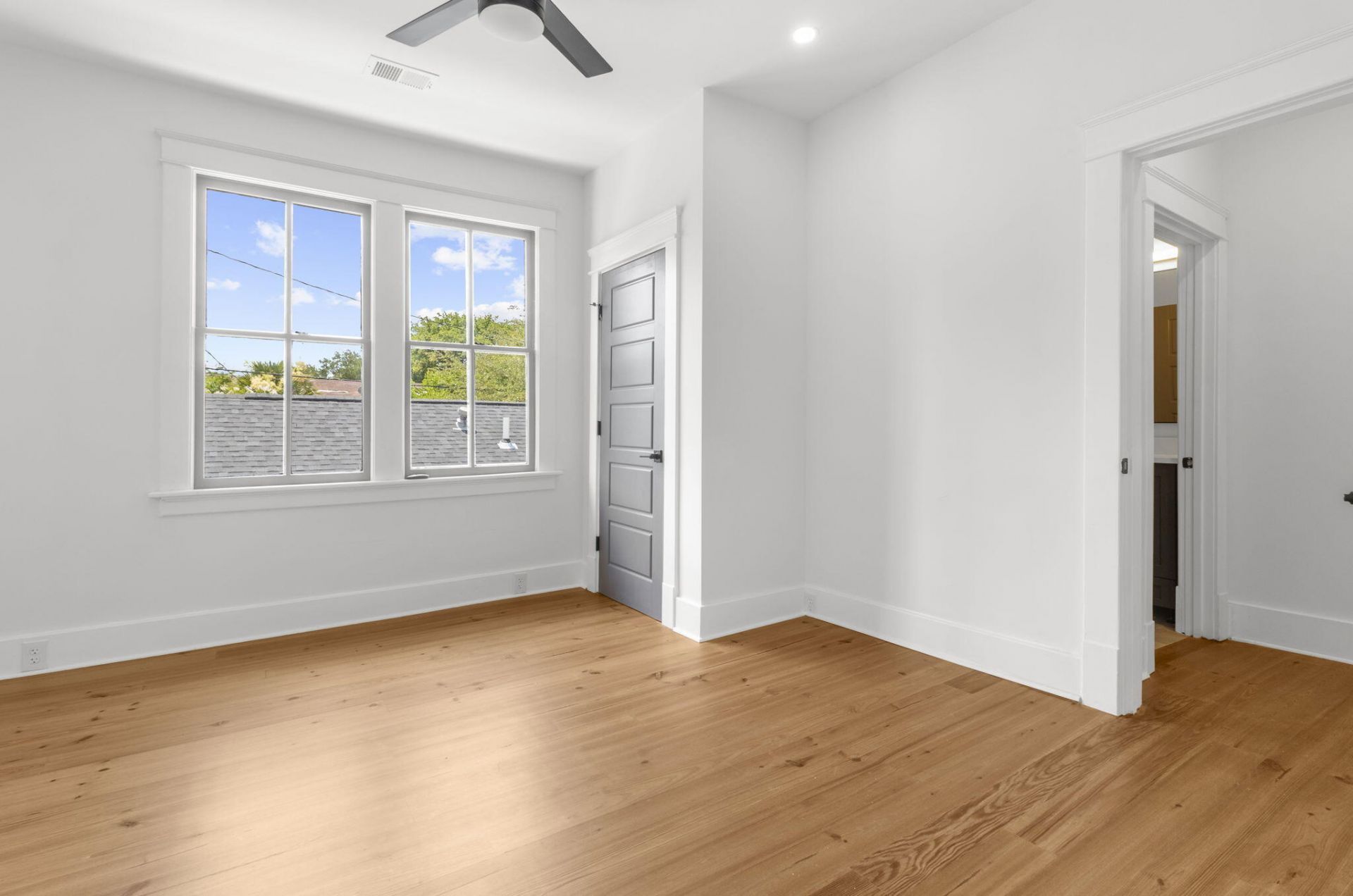 1135 King Street Photo 33