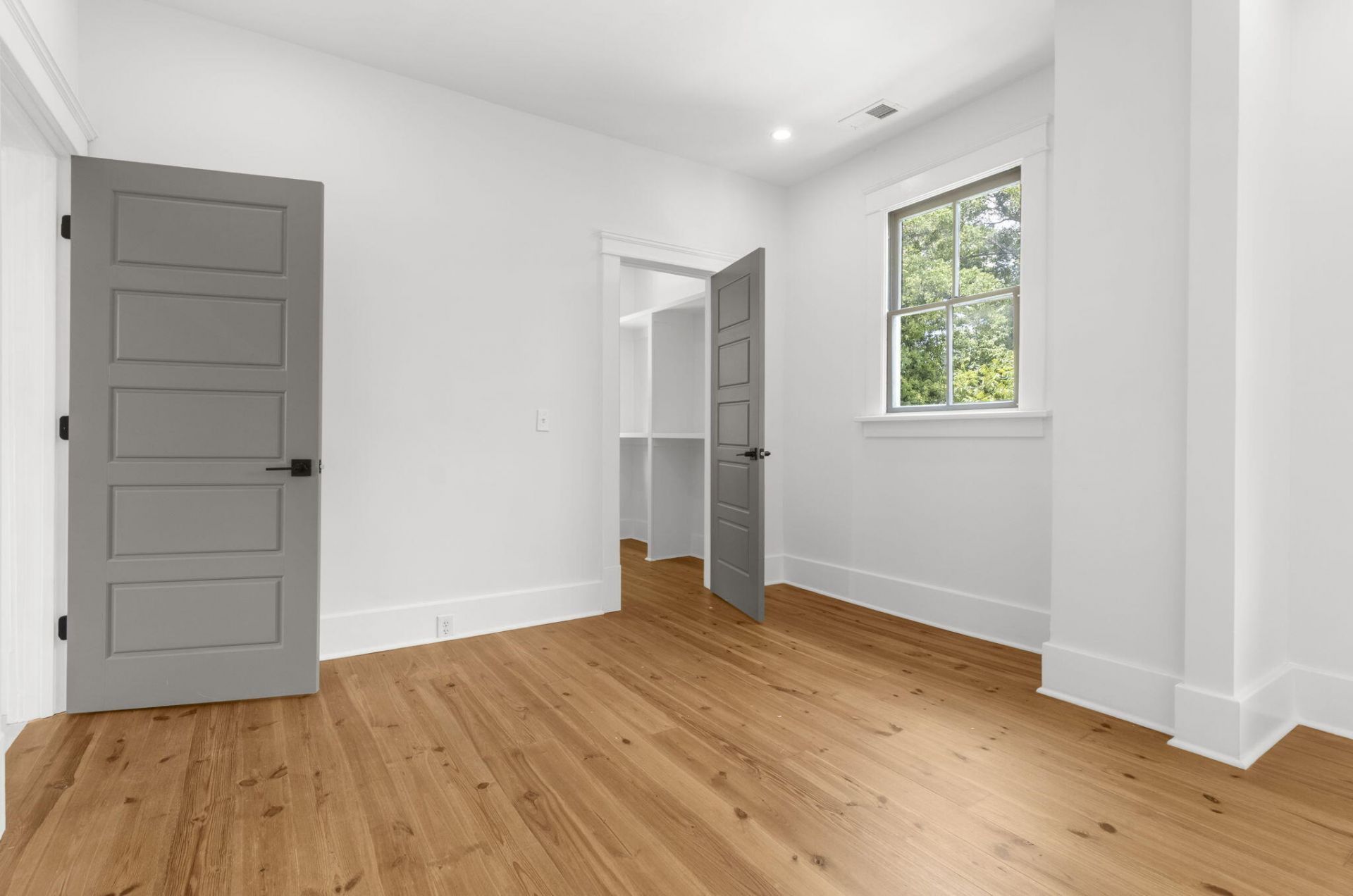 1135 King Street Photo 37