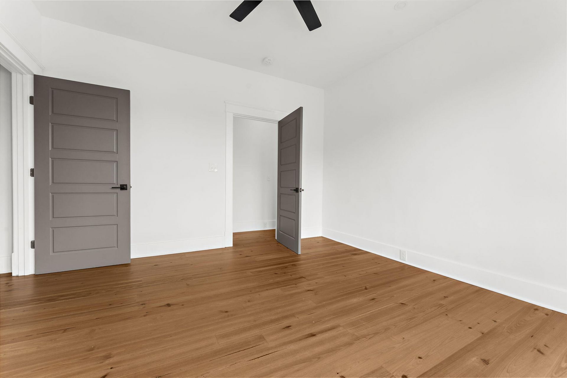 1135 King Street Photo 42