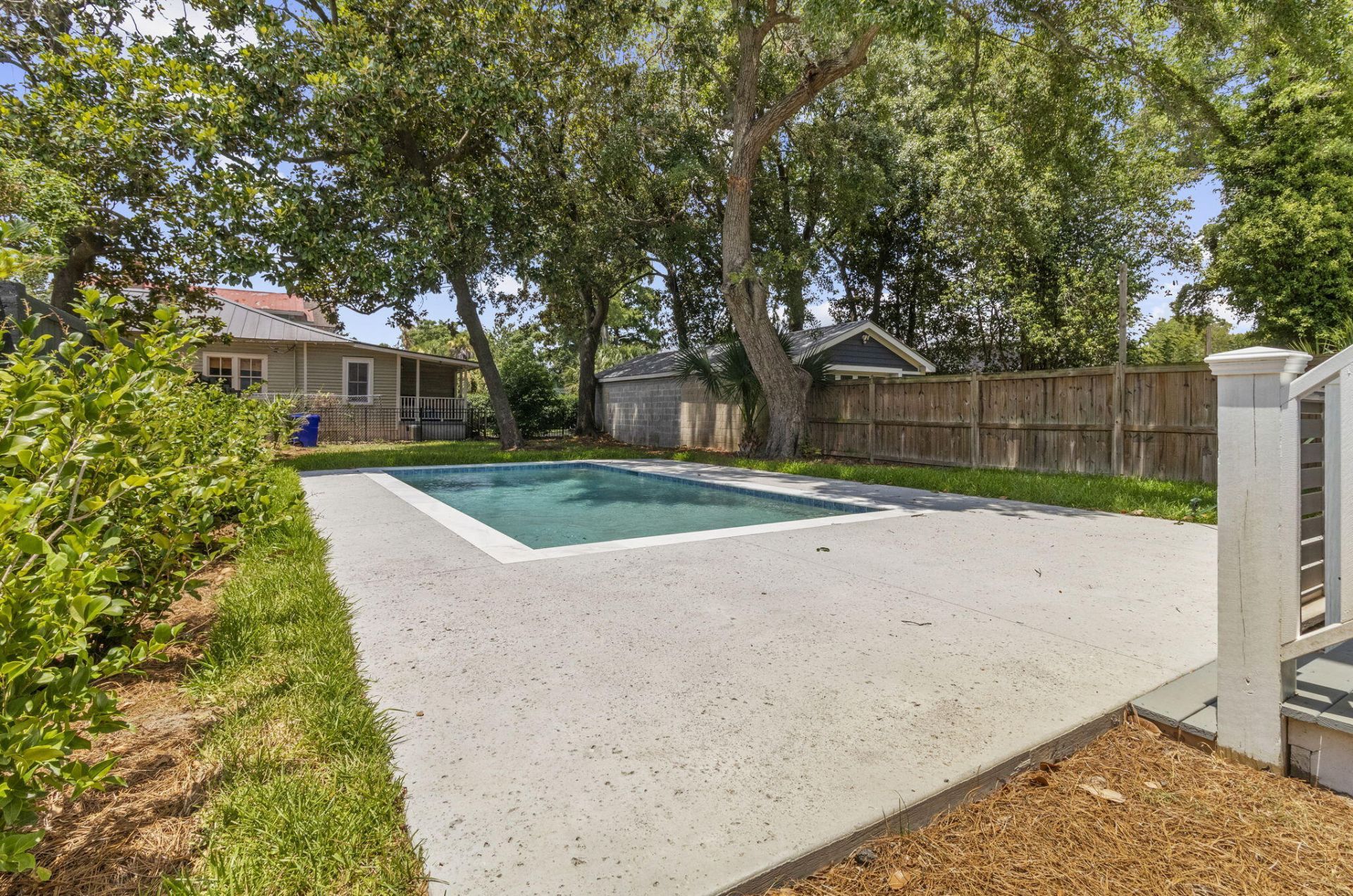 1135 King Street Photo 55
