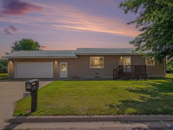 706 S Maple St, Howard, SD 57349