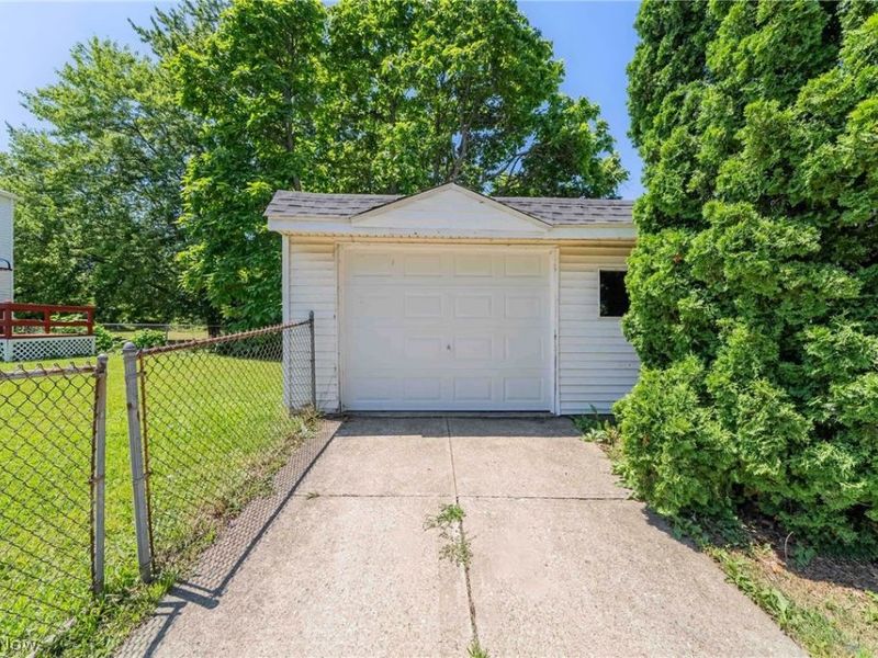 19211 Mohican Avenue, Cleveland, OH 44119 Photo 27