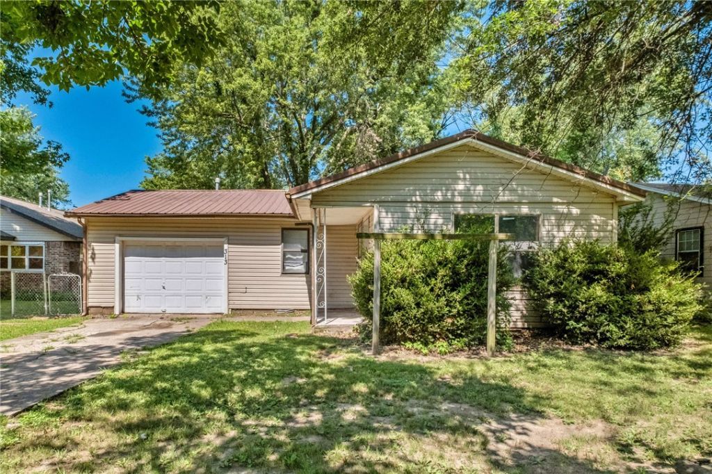 313 Little Avenue, Gentry, AR 72734 Main Photo