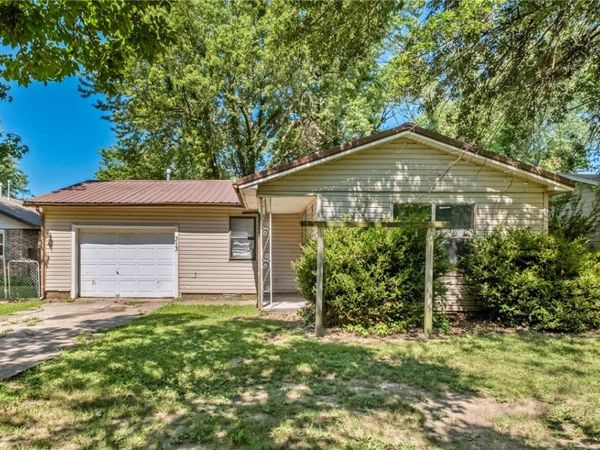 313 Little Avenue, Gentry, AR 72734
