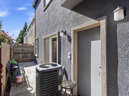 320 Bathbridge Ln, Sacramento, CA 95823 Photo