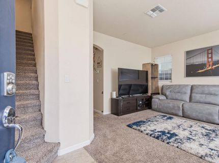 320 Bathbridge Ln, Sacramento, CA 95823 Photo