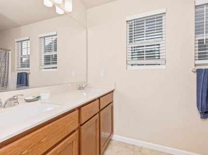 320 Bathbridge Ln, Sacramento, CA 95823 Photo