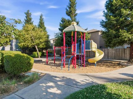 320 Bathbridge Ln, Sacramento, CA 95823 Photo