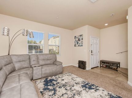 320 Bathbridge Ln, Sacramento, CA 95823 Photo
