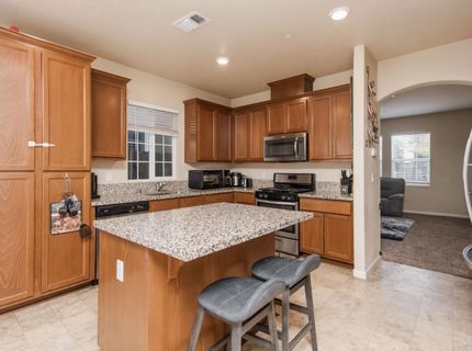 320 Bathbridge Ln, Sacramento, CA 95823 Photo