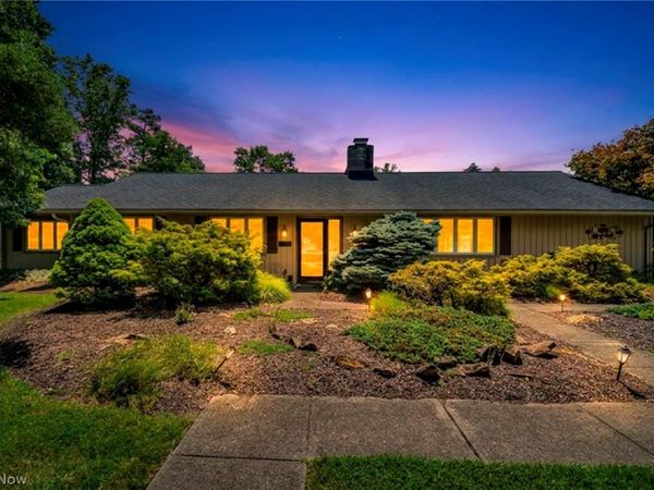 18389 Falling Water Road , Strongsville, OH 44136