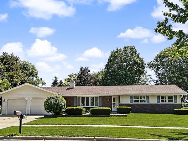 1075 S Silverbrook DRIVE, West Bend, WI 53095