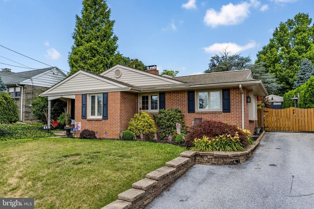 201 HILLCREST ROAD, NEW HOLLAND, PA 17557
