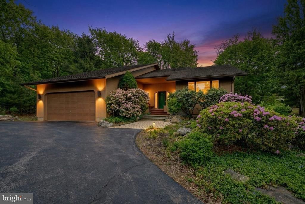 96 WOLF ROAD , LAKE HARMONY, PA 18624