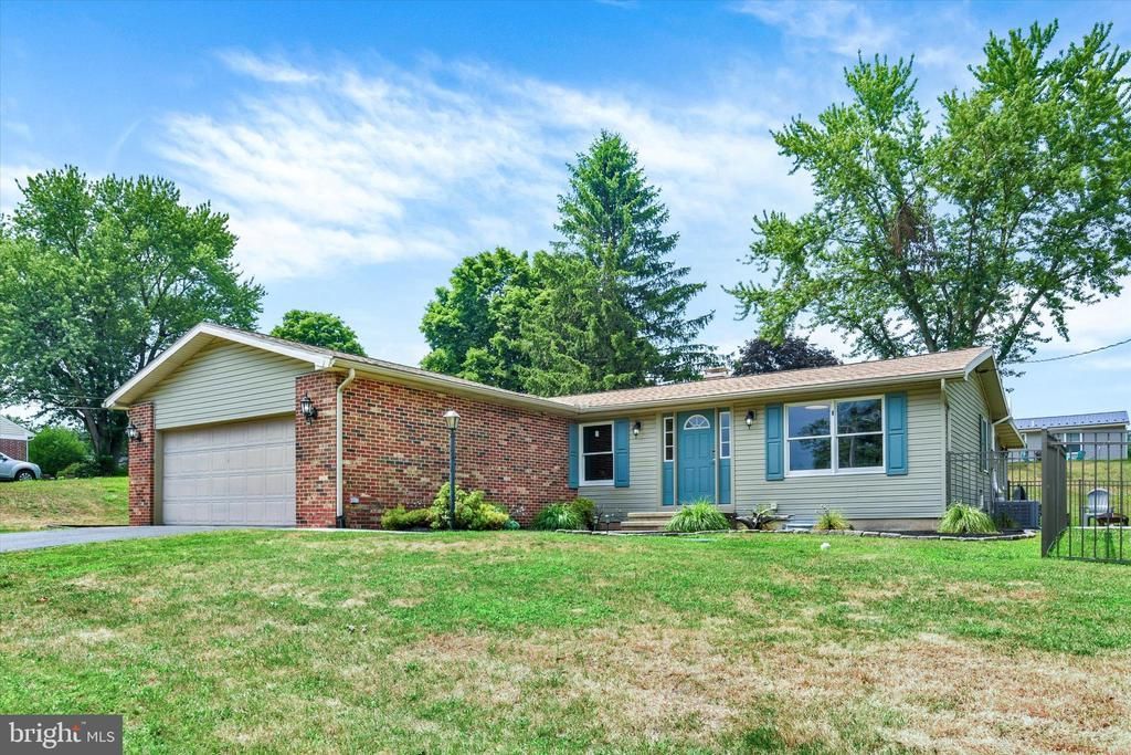 120 DENISON DRIVE , DAUPHIN, PA 17018