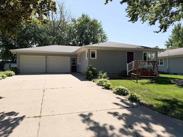 513 Iowa Ave SW, Orange City, IA 51041