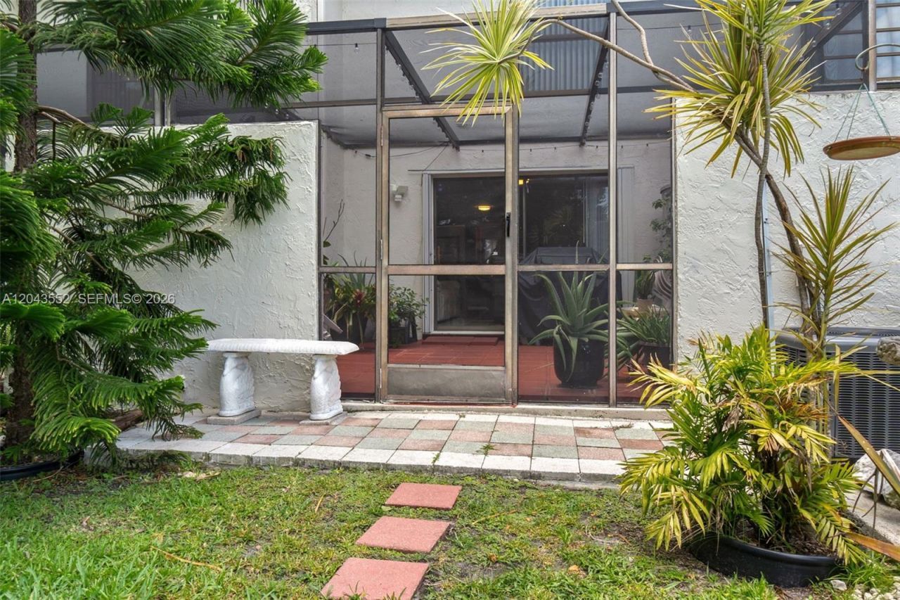 1121 NW 98th Ter , Unit 119, Pembroke Pines, FL 33024 Photo