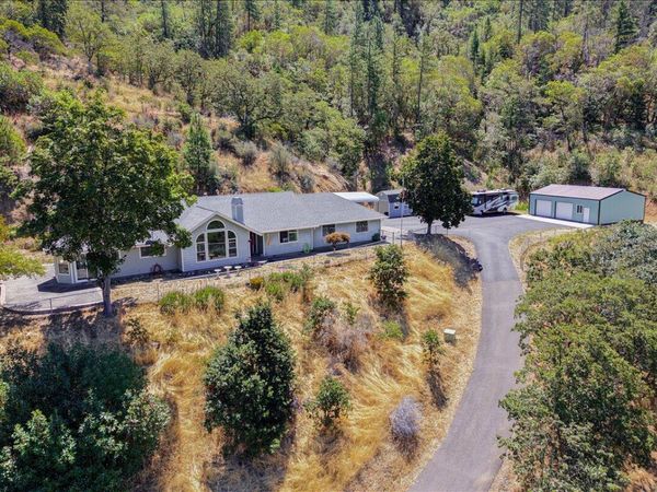 1040 Wards Creek Road, Rogue River, OR 97537