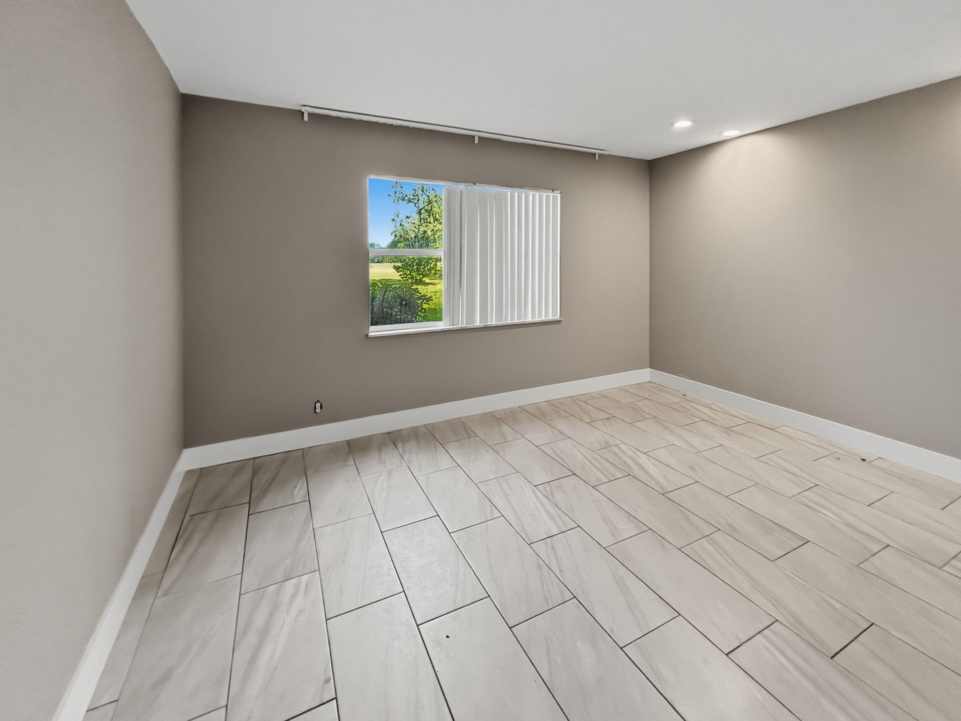 6301 N Falls Circle Drive, Unit 111, Lauderhill, FL 33319 Photo