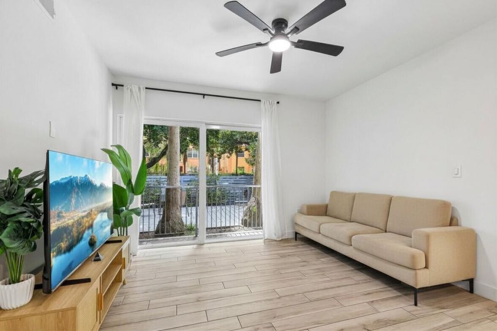 740 Meridian Avenue, Unit 11, Miami Beach, FL 33139 Photo