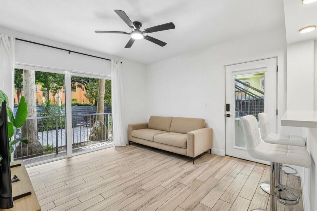 740 Meridian Avenue, Unit 11, Miami Beach, FL 33139 Photo