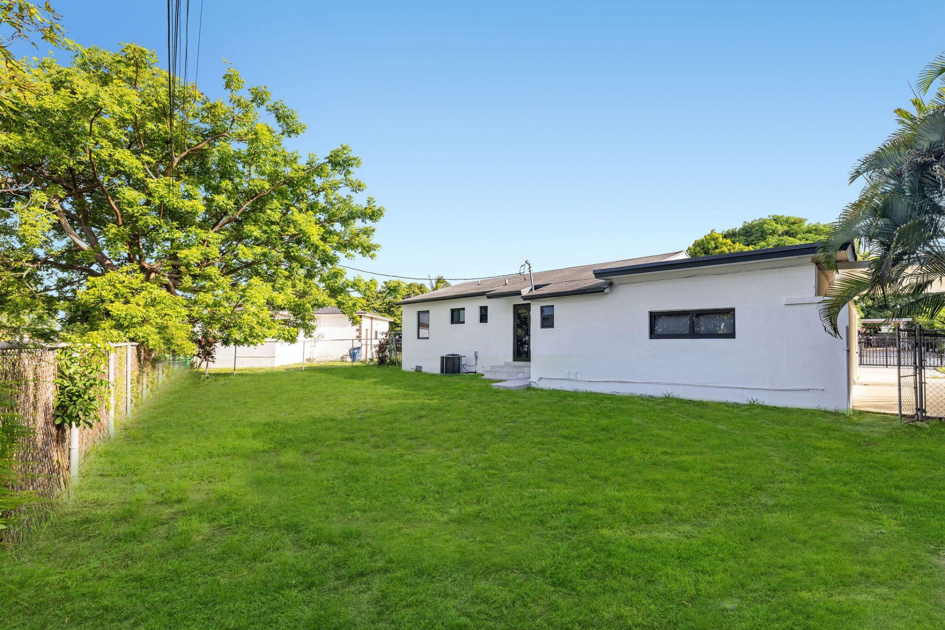 9001 NW 32nd Ct Road, Miami, FL 33147 Photo