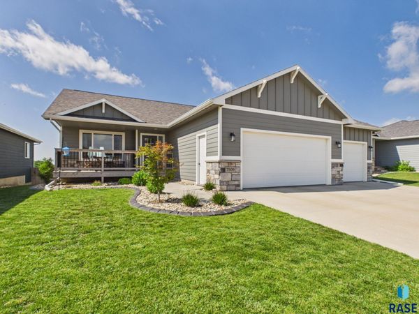 7509 E 49th St, Sioux Falls, SD 57110