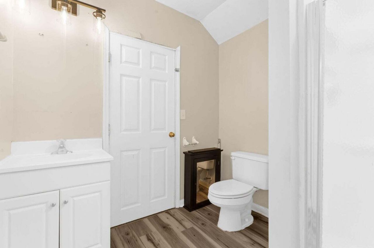 9406 Ayscough Road Photo 27
