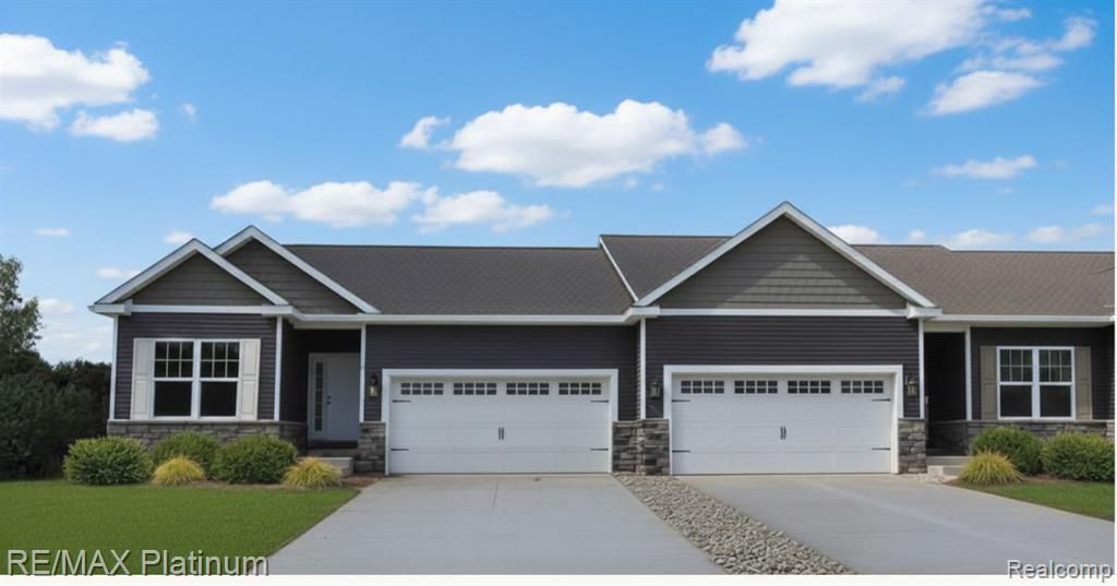 873 Oakwood Circle, Fenton, MI 48430 Main Photo