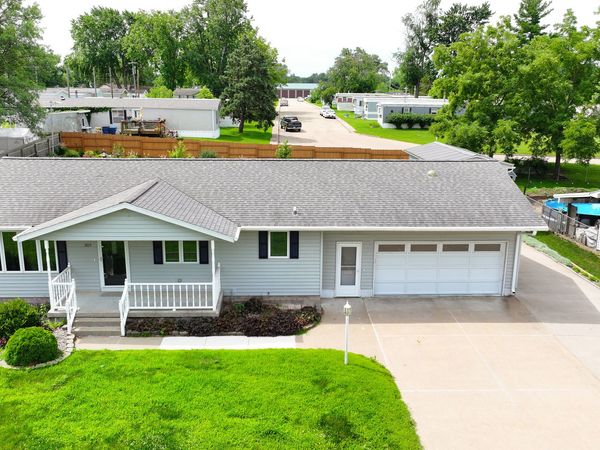 1815 9th Street , Camanche, IA 52730