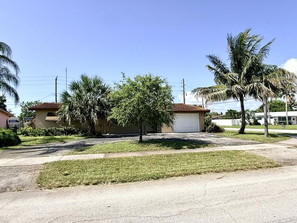 118 SE 10th Court, Deerfield Beach, FL 33441