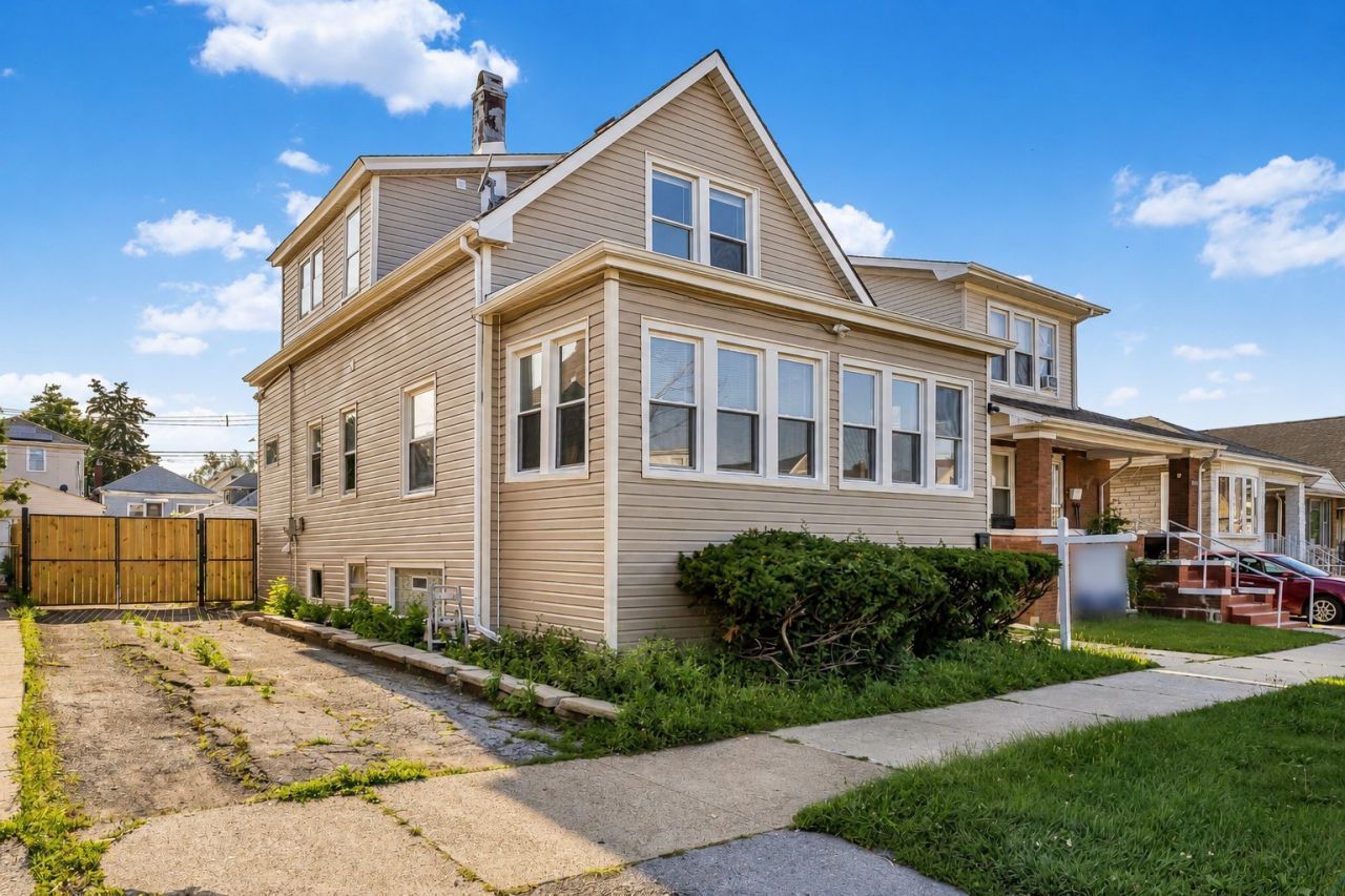 2724 N Mobile Avenue, Chicago, IL 60639 Main Photo