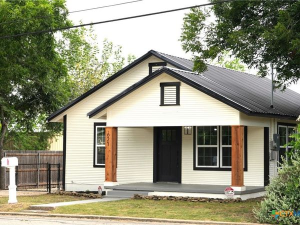 621 E Gonzales Street , Seguin, TX 78155