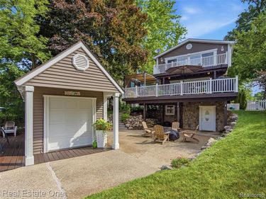 4011 Lotus Drive, Waterford Twp, MI 48329