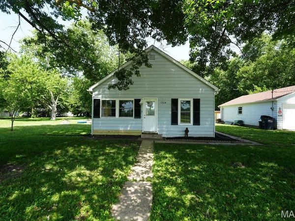 1204 Williamson Avenue, Williamson, IL 62088