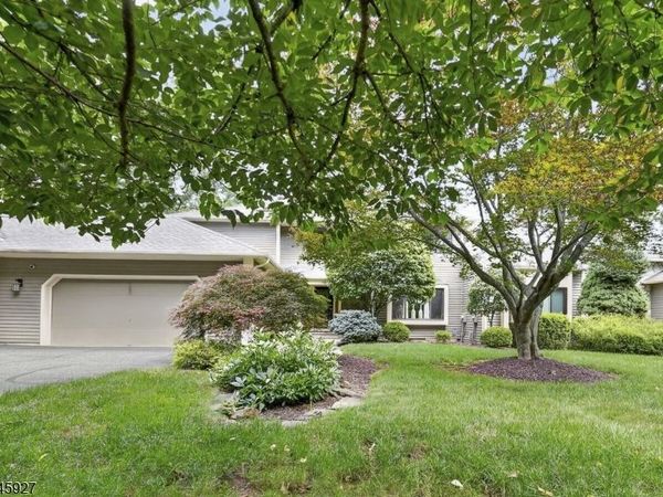 39 Hunters Circle, Tewksbury, NJ 08833