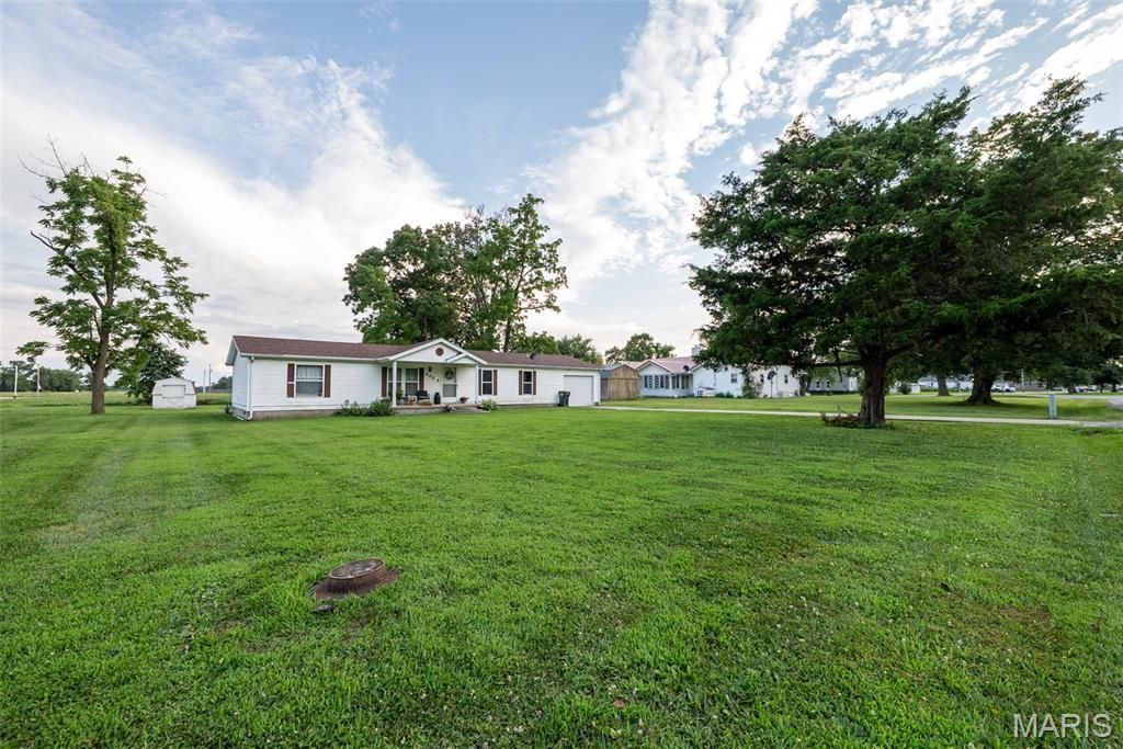 405 E Fayette Avenue, Patoka, IL 62875 Main Photo
