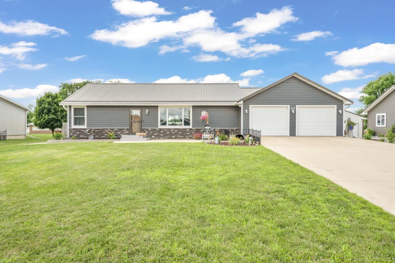 605 N Walnut Avenue, Graettinger, IA 51342 Main Photo