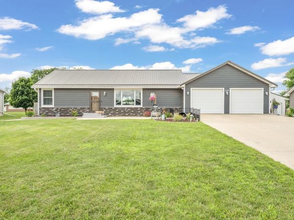 605 N Walnut Avenue, Graettinger, IA 51342