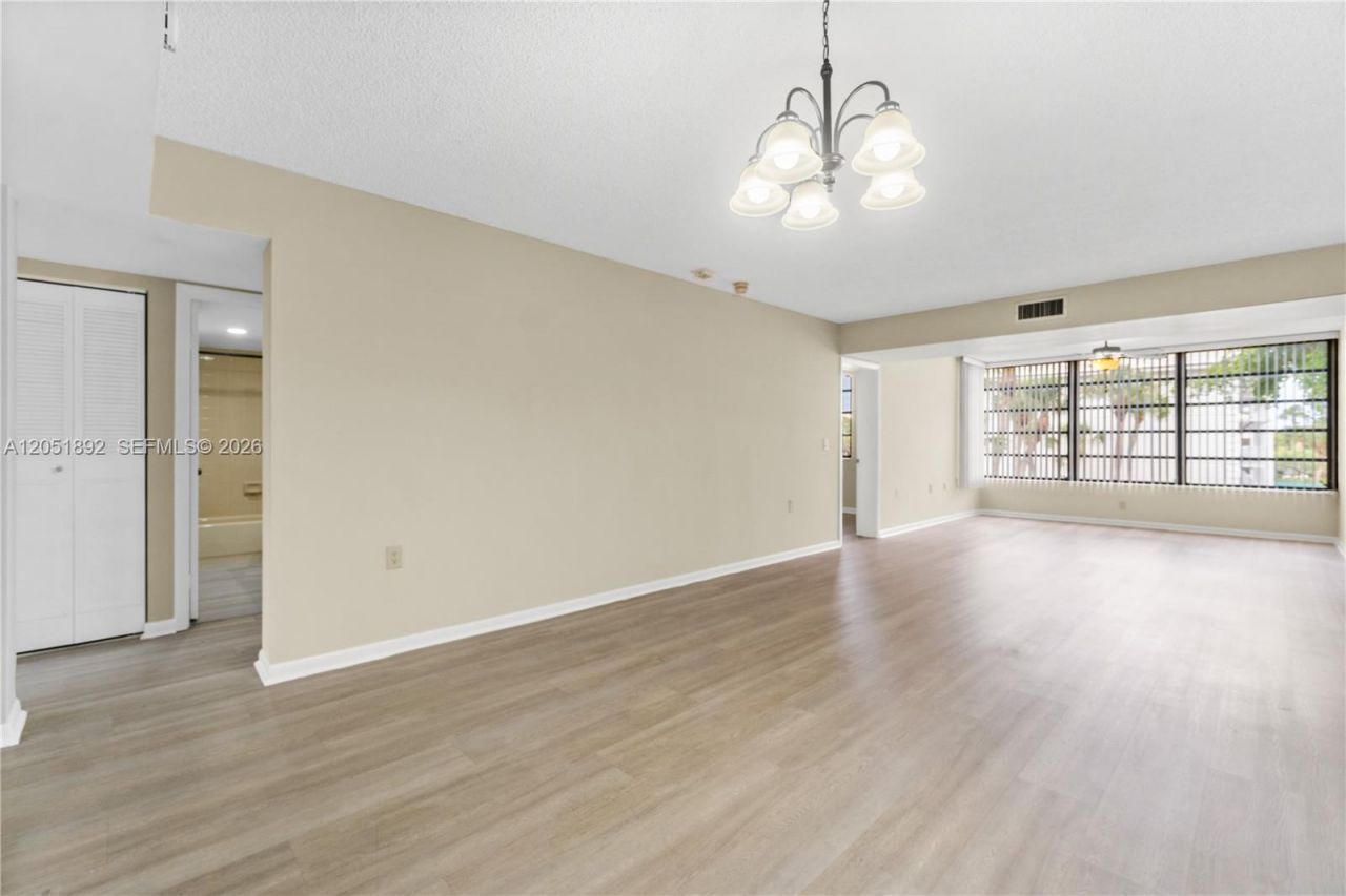 3650 Whitehall Dr , Unit 305, West Palm Beach, FL 33401 Photo