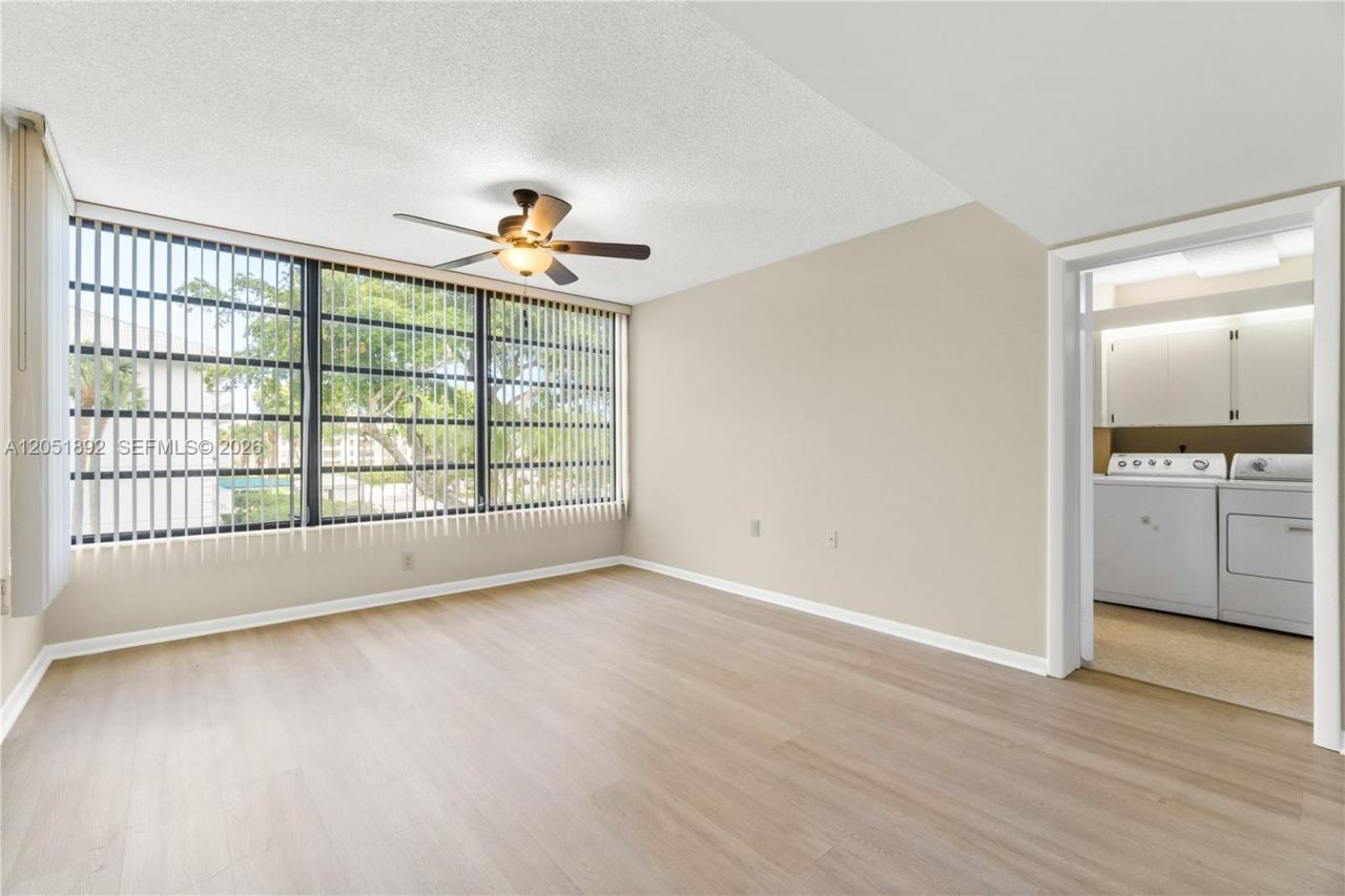 3650 Whitehall Dr , Unit 305, West Palm Beach, FL 33401 Photo