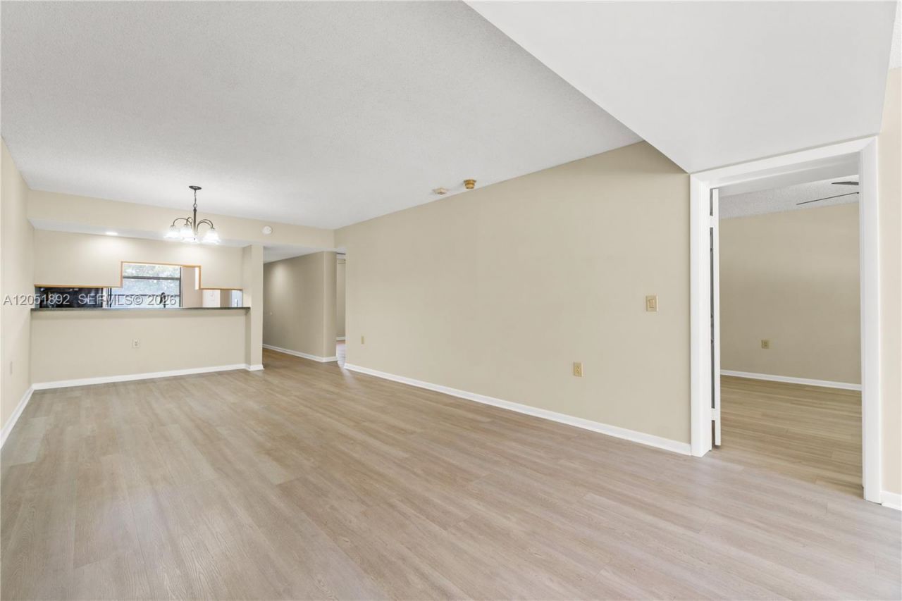 3650 Whitehall Dr , Unit 305, West Palm Beach, FL 33401 Photo