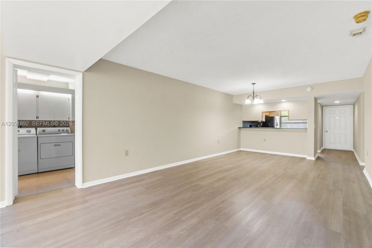 3650 Whitehall Dr , Unit 305, West Palm Beach, FL 33401 Photo