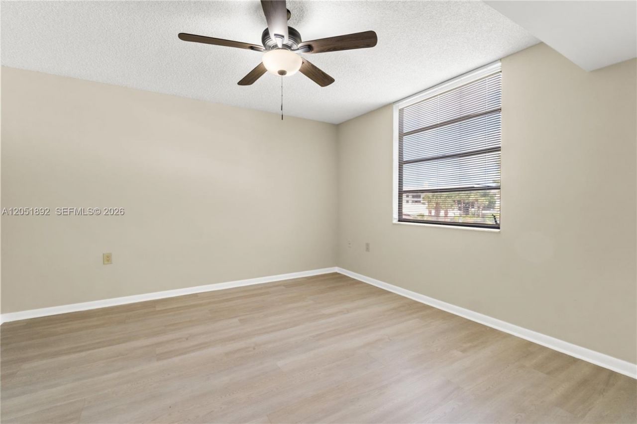 3650 Whitehall Dr , Unit 305, West Palm Beach, FL 33401 Photo