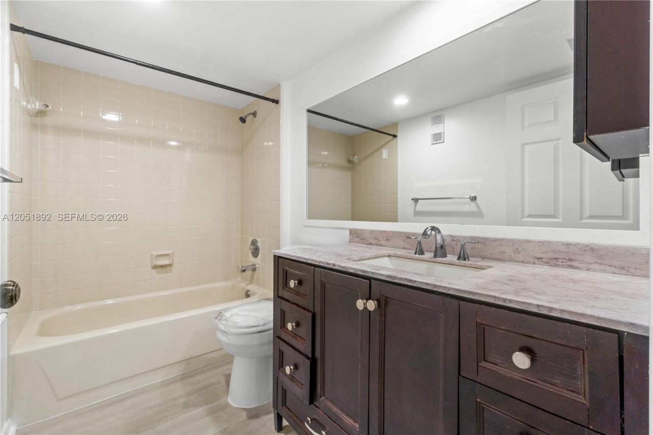 3650 Whitehall Dr , Unit 305, West Palm Beach, FL 33401 Photo