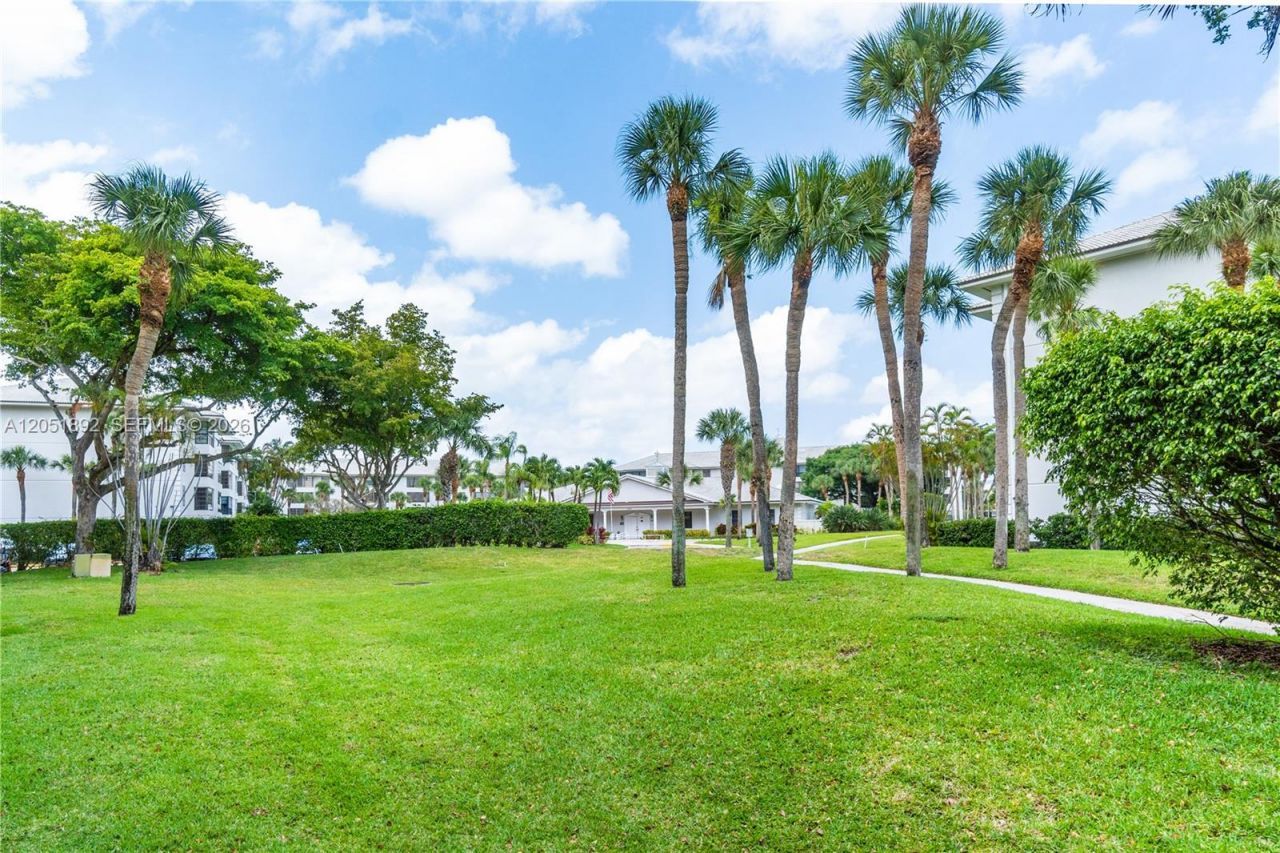 3650 Whitehall Dr , Unit 305, West Palm Beach, FL 33401 Photo