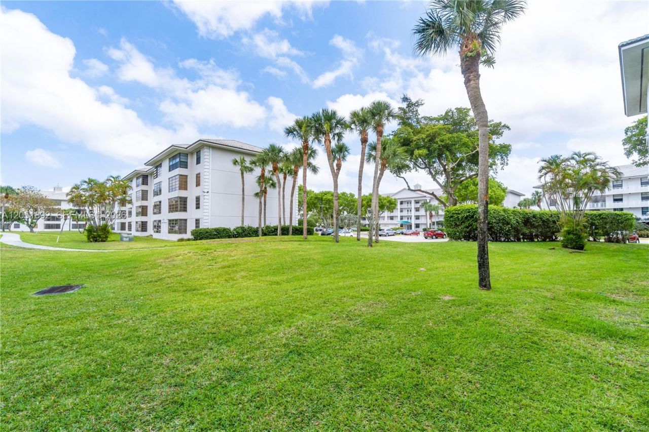 3650 Whitehall Dr , Unit 305, West Palm Beach, FL 33401 Photo