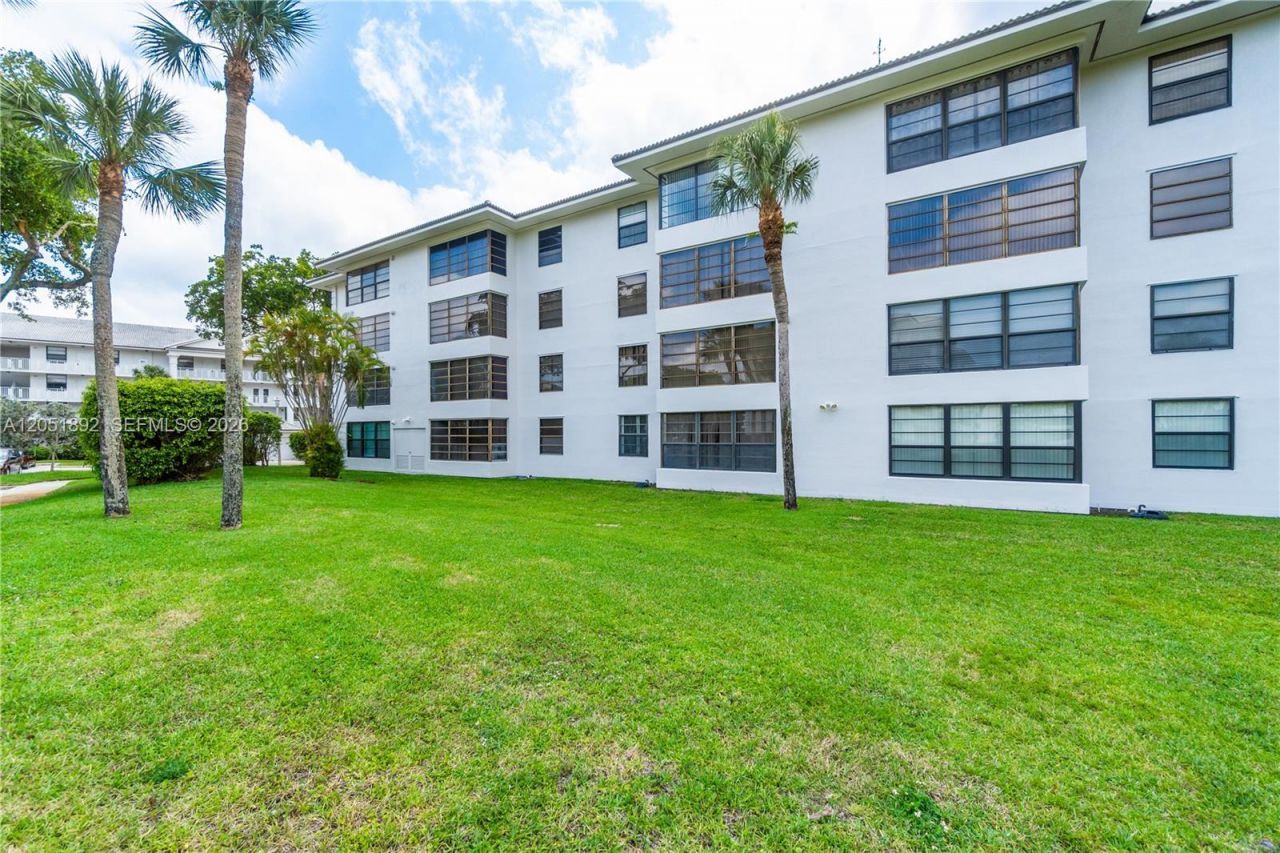 3650 Whitehall Dr , Unit 305, West Palm Beach, FL 33401 Photo