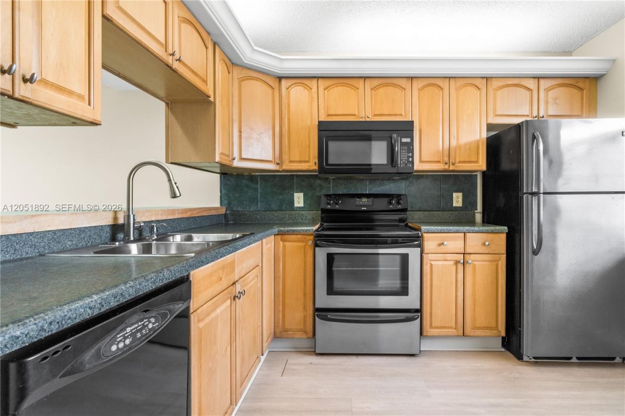 3650 Whitehall Dr , Unit 305, West Palm Beach, FL 33401 Photo